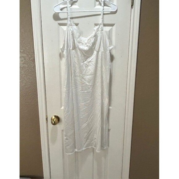 Vassarette Full Slip Vtg Lingerie Ivory Lace Trim Adjustable Straps Sz 44 USA - Picture 1 of 12